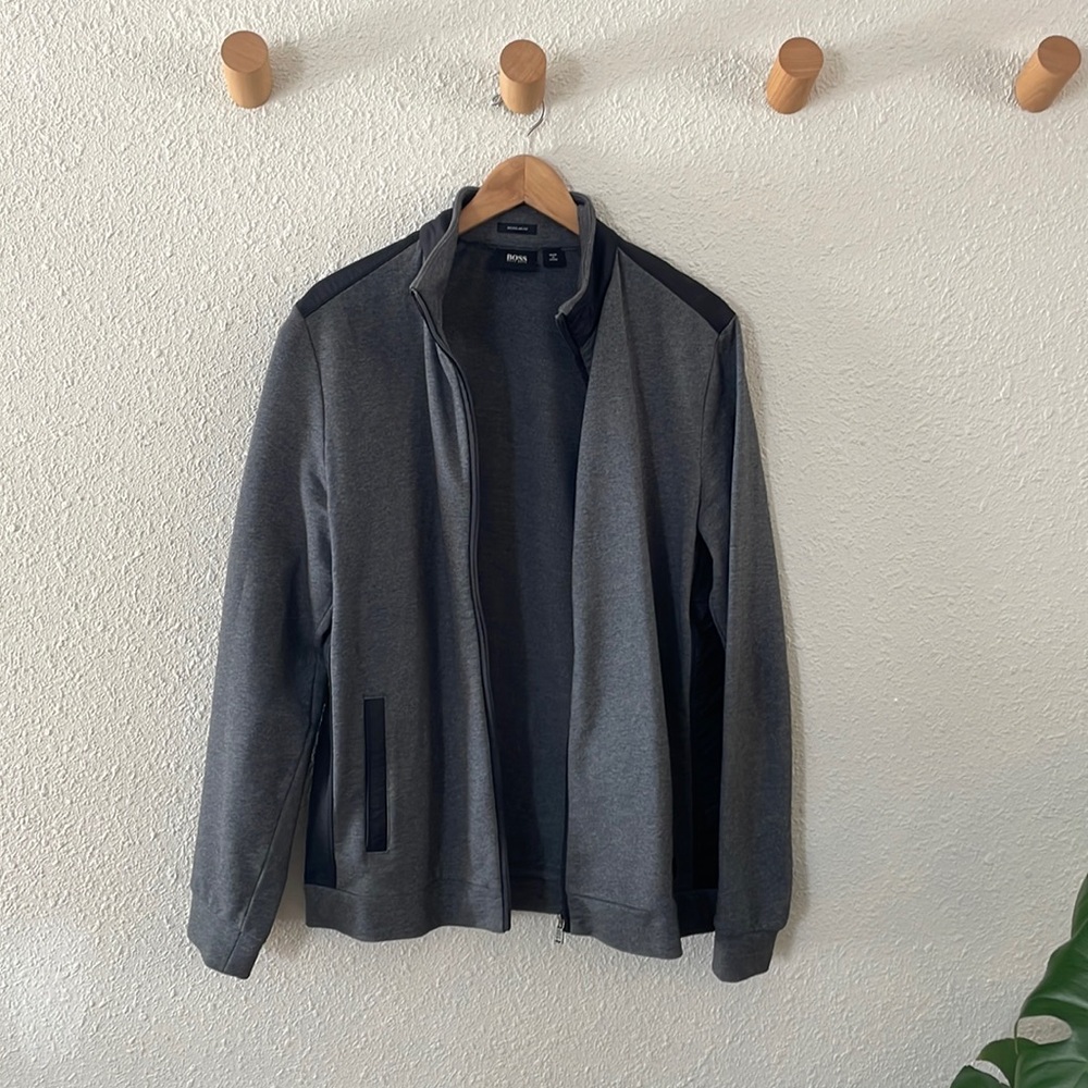 Men’s Hugo Boss zip up jacket. Size L.